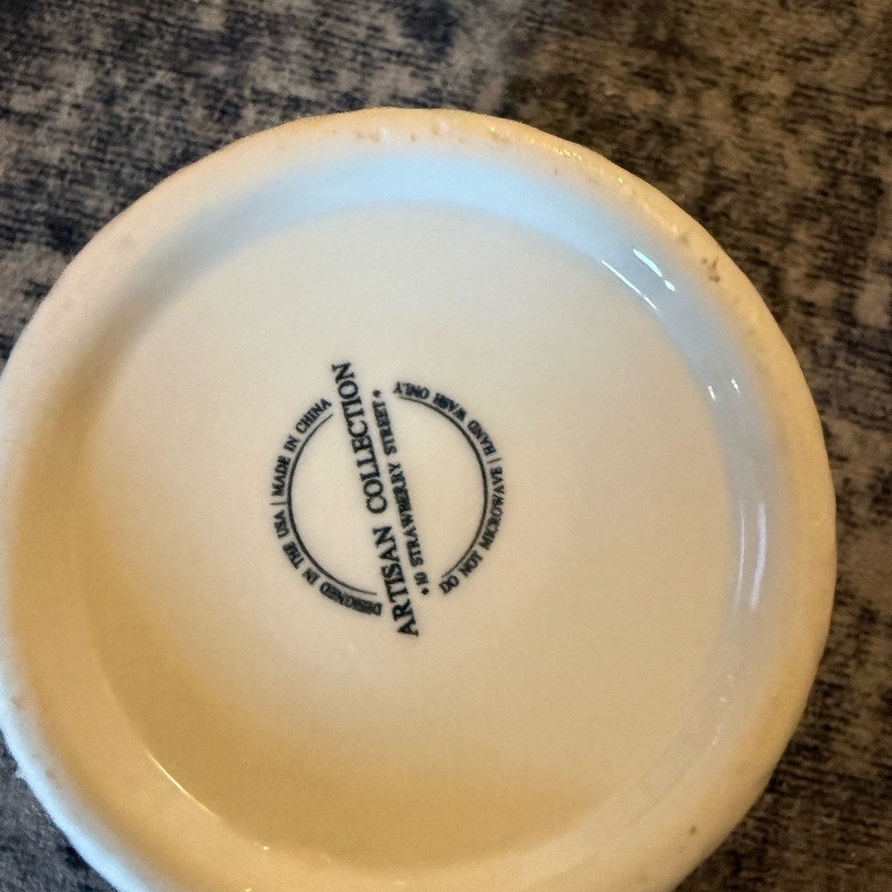 Ceramic white vase - Picture 2 of 3